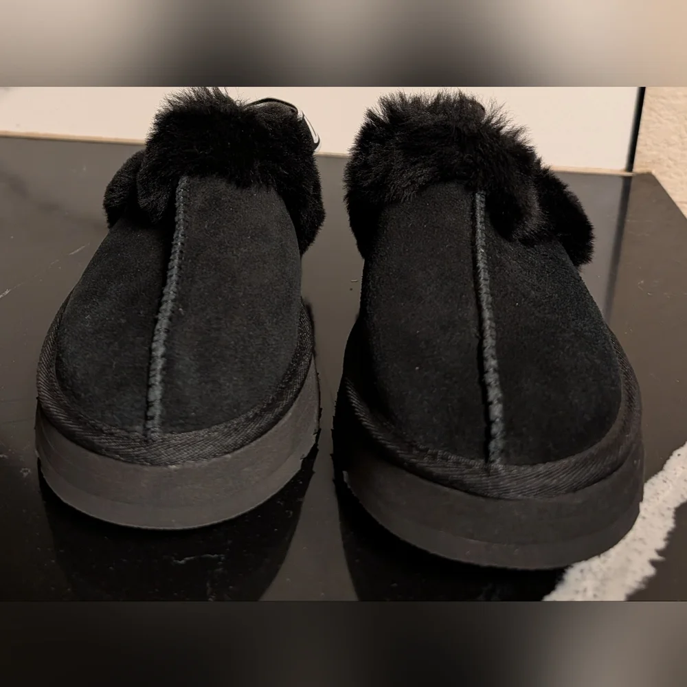 UGG Funkette Black Fluffy Shearling Slippers Big Kids Size 5 NWOT MSRP $120